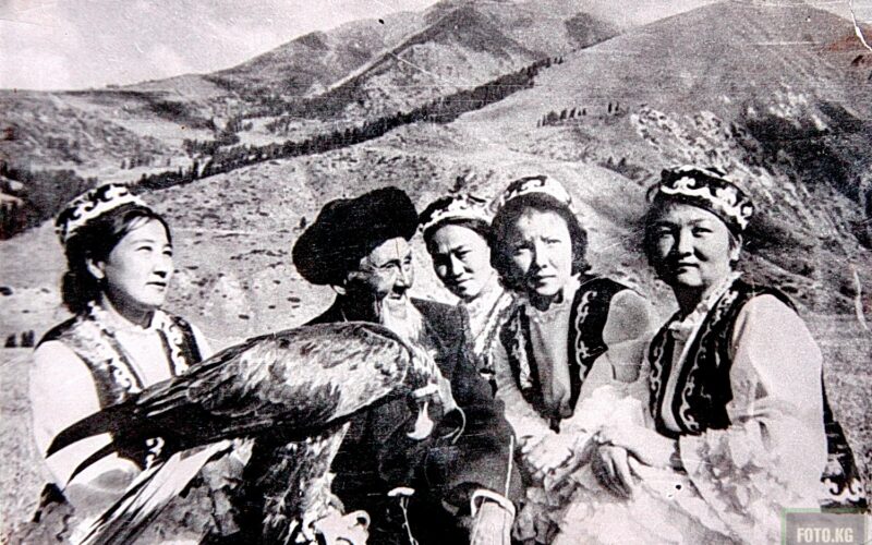 Бүркүтчү жана улуттук кийимчен кыздар Жети-Өгүз районундагы майрамда. 1953-жыл